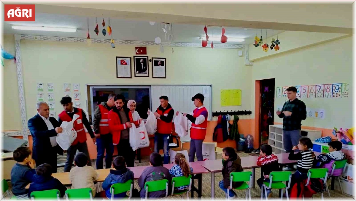 Kızılay Diyadin'de ihtiyaç sahiplerine ulaşmaya devam ediyor