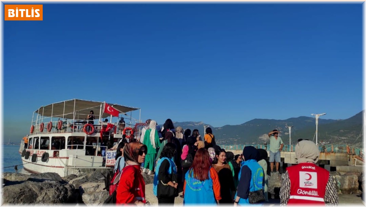 Kızılay ekibi yüzleri güldürmeye devam ediyor