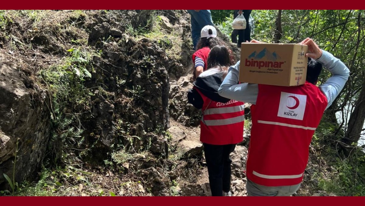 Kızılay ekibinden arama çalışmalarına katılanlara sıcak yemek