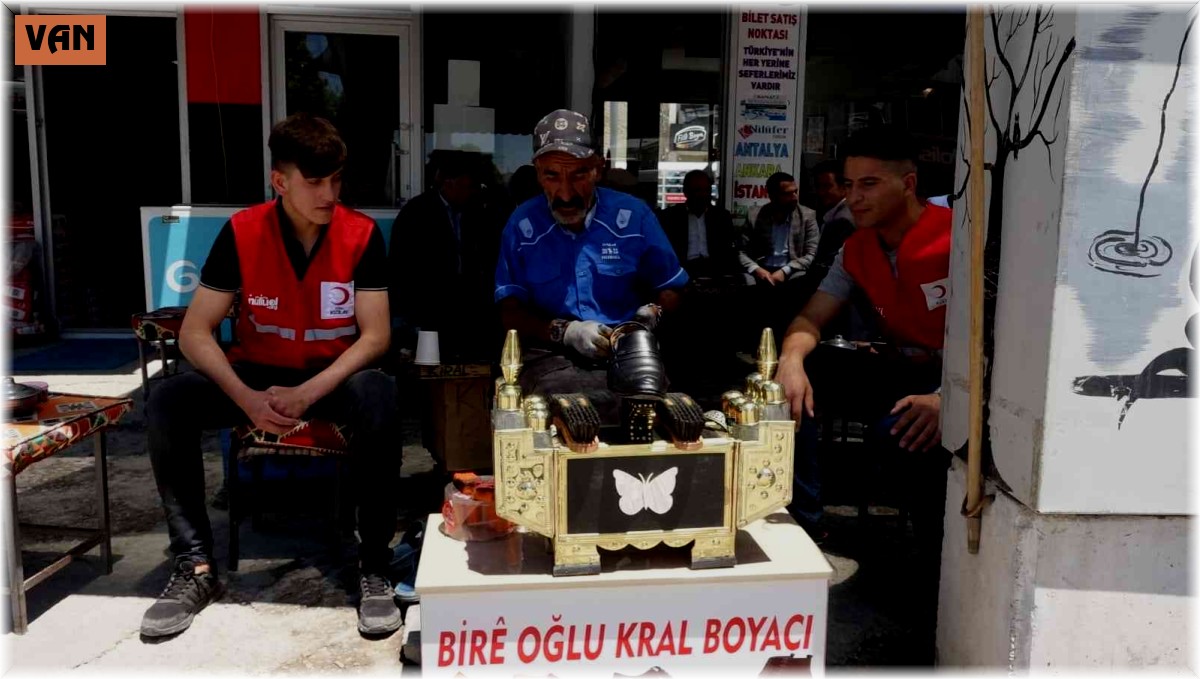Kızılay ekibinden ayakkabı boyacısına sürpriz