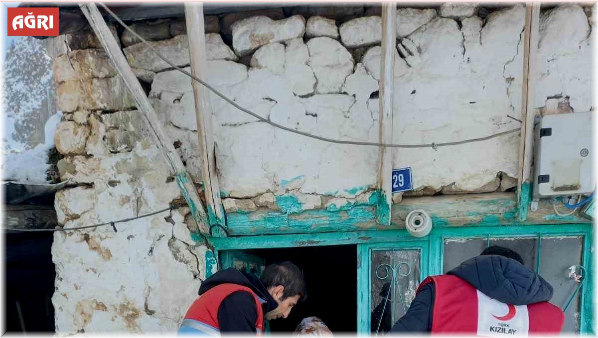 Kızılay ekipleri Hamur'da 470 haneye kıyafet ulaştırdı