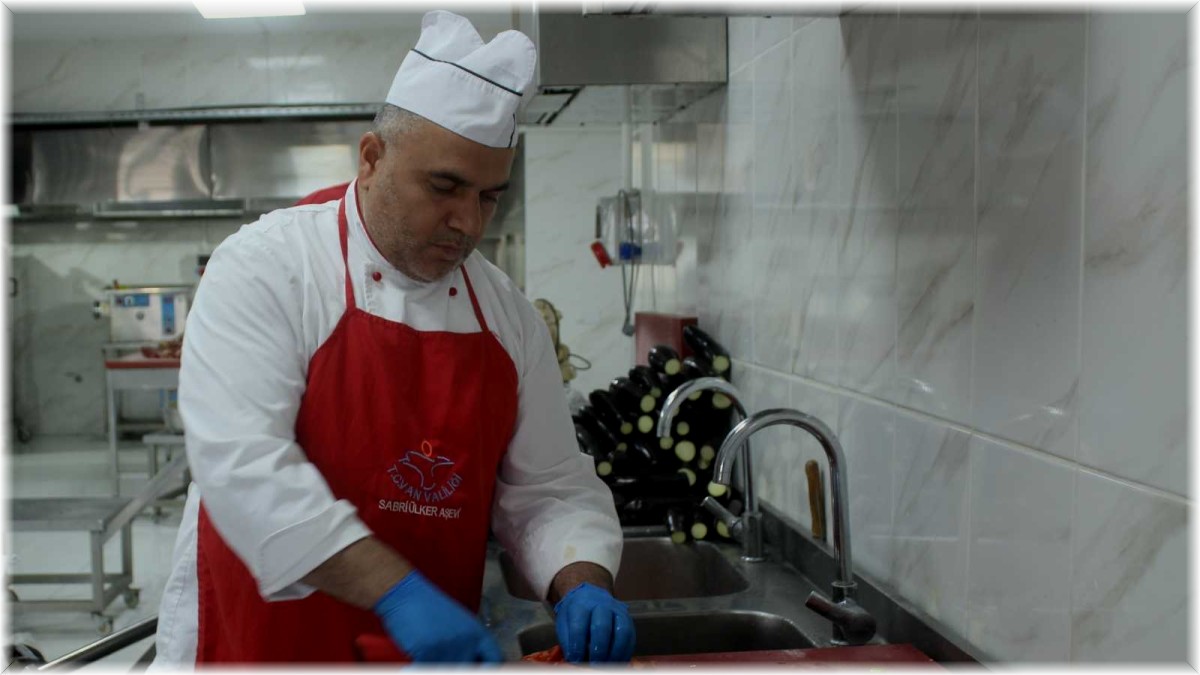 Kızılay ekipleri kapı kapı dolaşarak sıcak yemek dağıtıyor