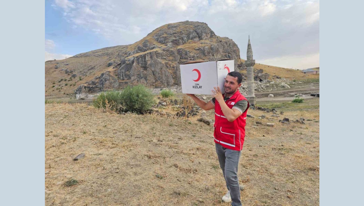 Kızılay Gönüllüleri Ağrı'nın Köylerinde Çocuklara Kıyafet Dağıttı