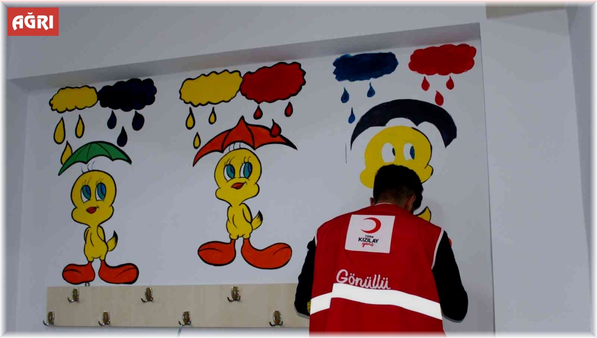 Kızılay gönüllüleri çocukların eğitim yuvalarını renklendirdi