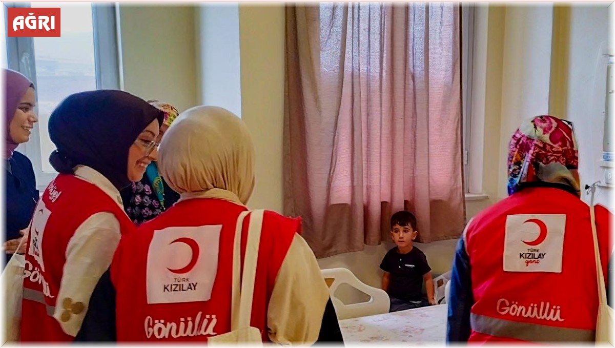 Kızılay gönüllüleri Diyadin'de hastaları sevindirdi