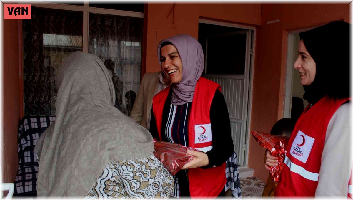 Kızılay gönüllülerinden Anneler Günü sürprizi