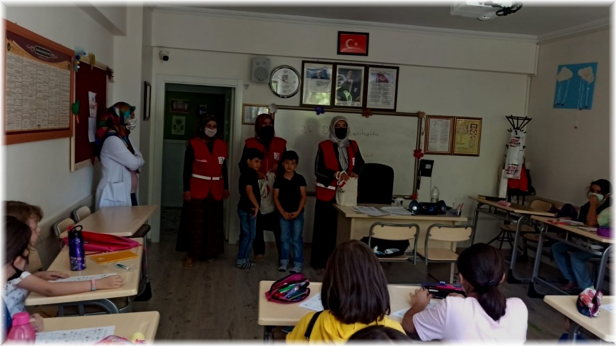 Kızılay gönüllülerinden, Kuran Kursu öğrencilerine dondurmalı teneffüs