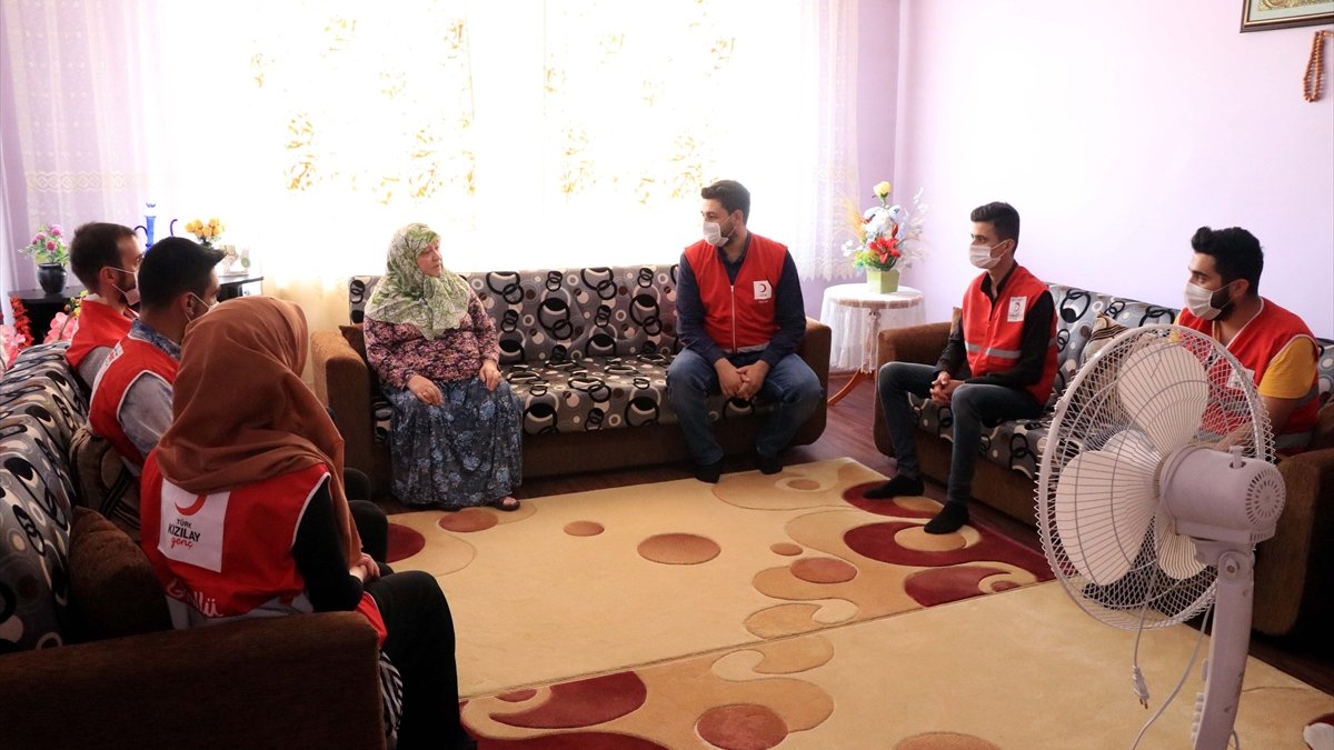 Kızılay'ın genç gönüllüleri bakıma muhtaç yaşlıların eli ayağı oldu