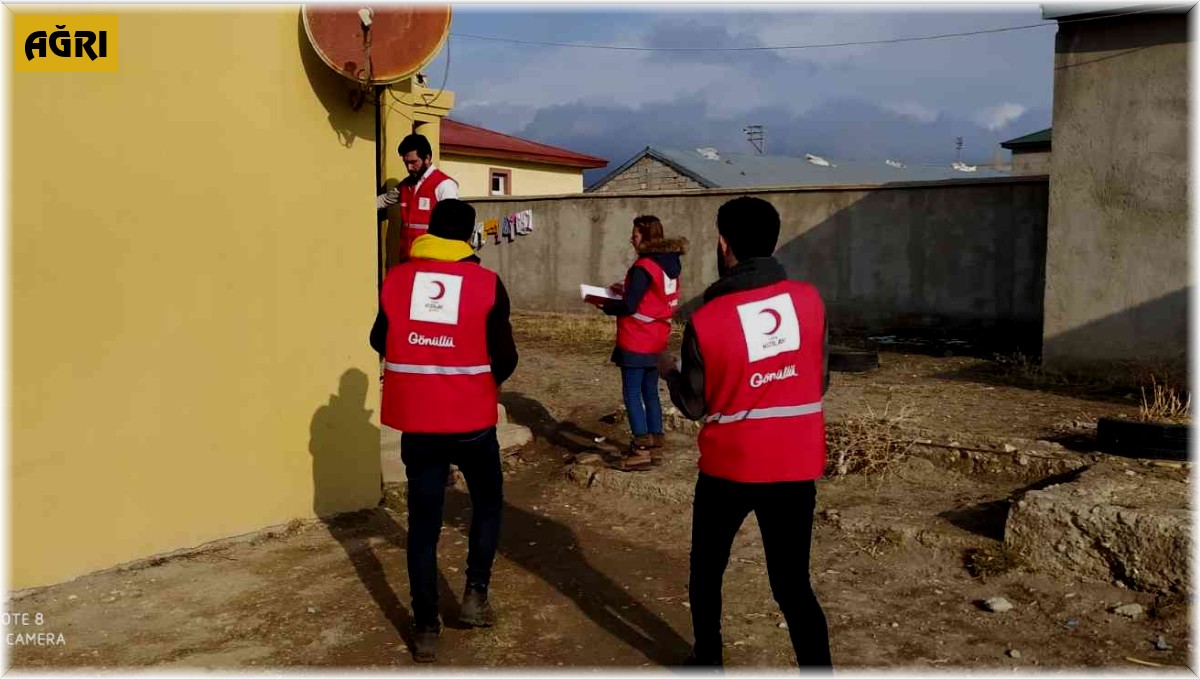 Kızılay'ın gönüllü gençleri Diyadin'de ihtiyaç sahiplerini ziyaret etti