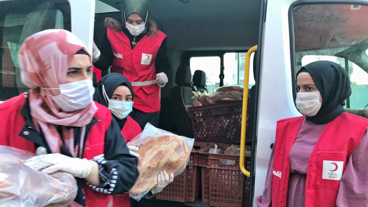 Kızılay Kadın Kolları gönüllüleri iftar öncesi pide dağıttı