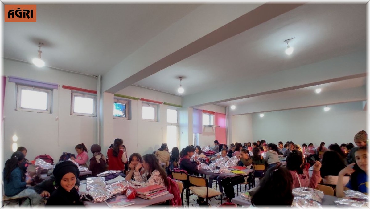 Kızılay Kadın Kolları, kız çocuklarının elinden tuttu