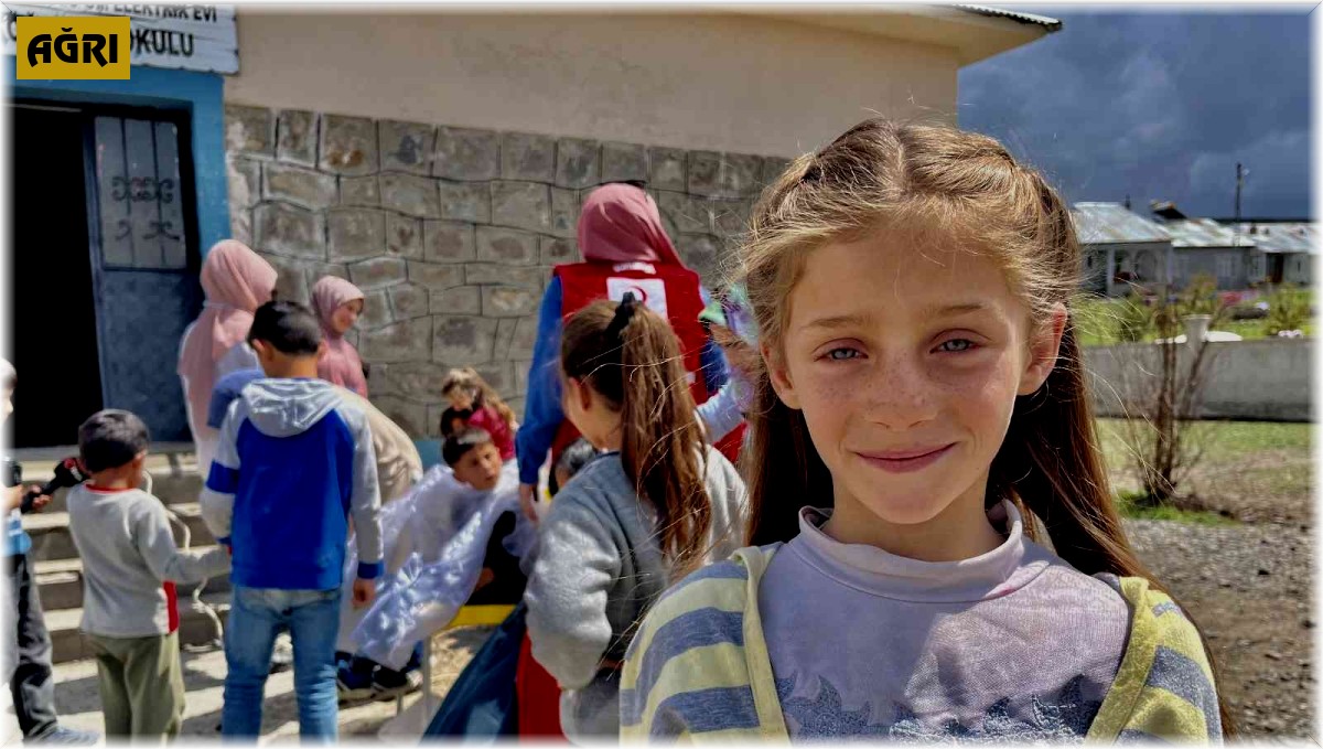 Kızılay Kadın Kolları üyeleri bayram öncesi çocukların yüzünü güldürdü