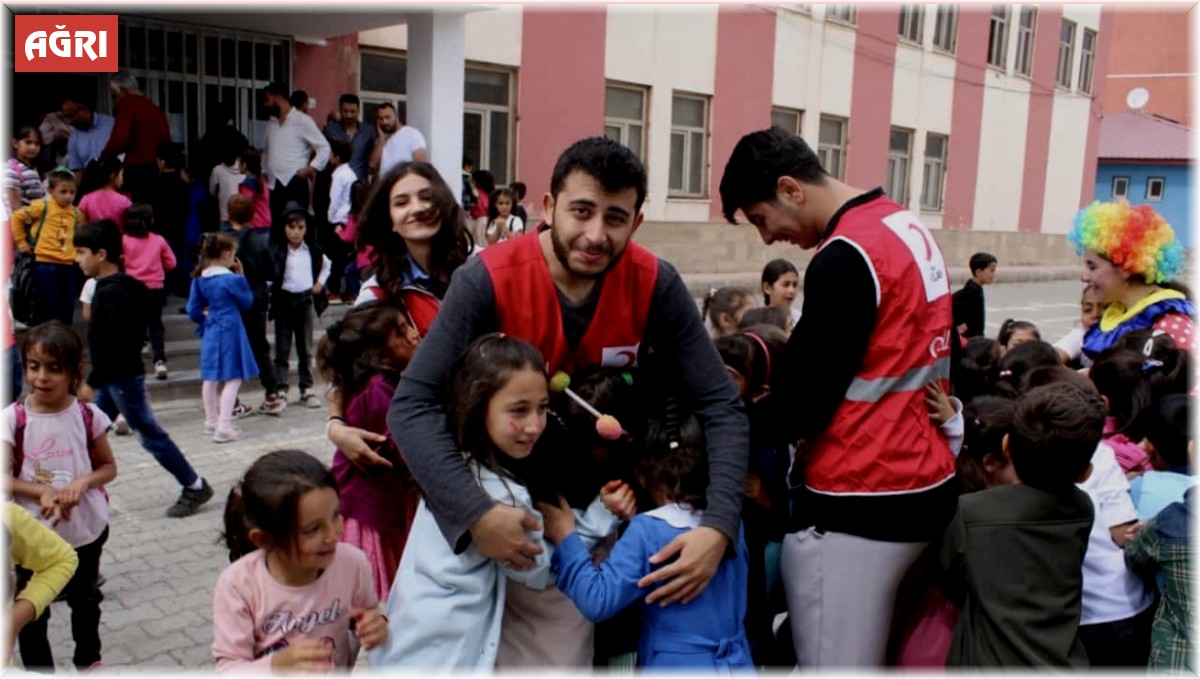 Kızılay öğrencileri ilk okul gününde yalnız bırakmadı