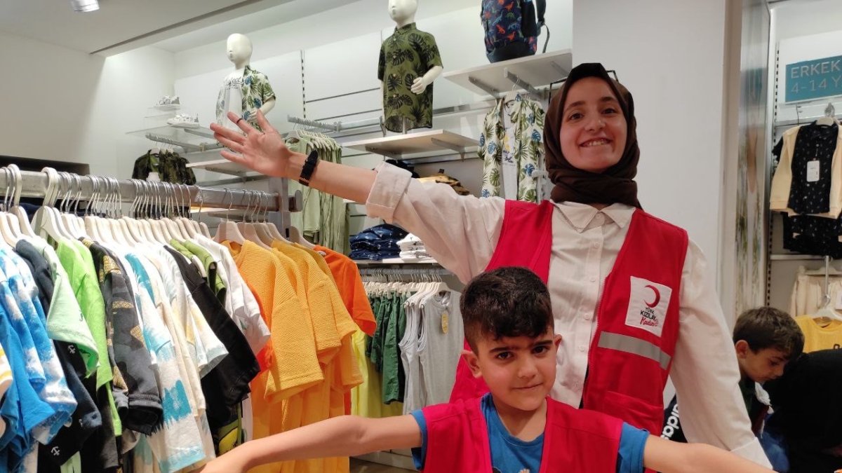 Kızılay, öksüz ve yetim çocuklar için bayram alışverişi yaptı