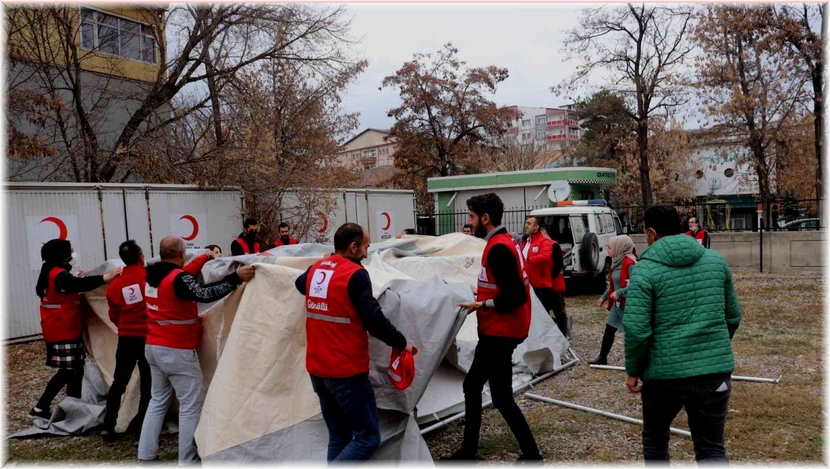 Kızılay personeli ve gönüllülerine çadır kurulumu eğitimi verildi
