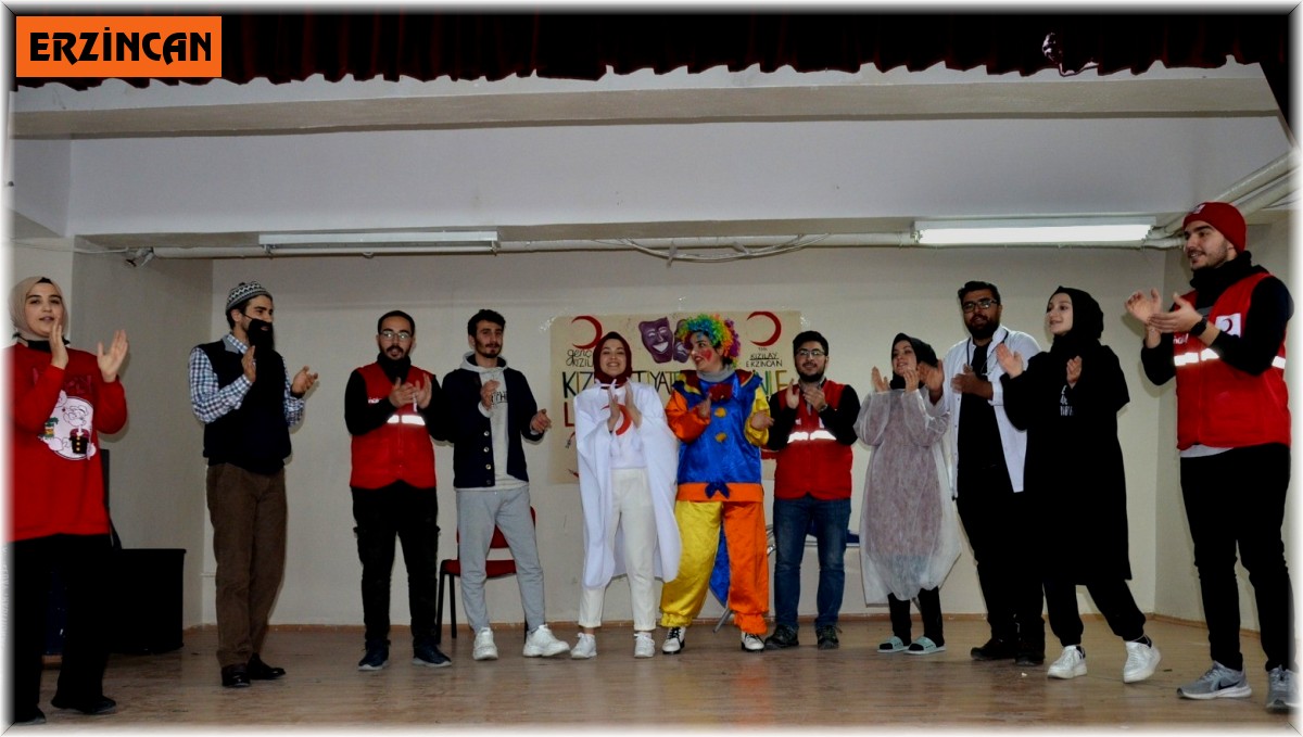 Kızılay tiyatrosu Tercan'da minik öğrencilerle buluştu