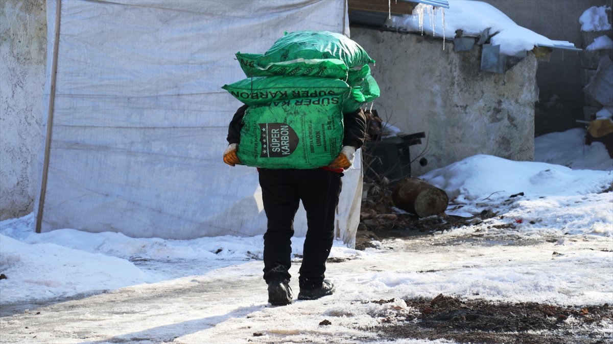 Kızılay’dan Ağrı’da ihtiyaç sahiplerine kömür ve odun yardımı