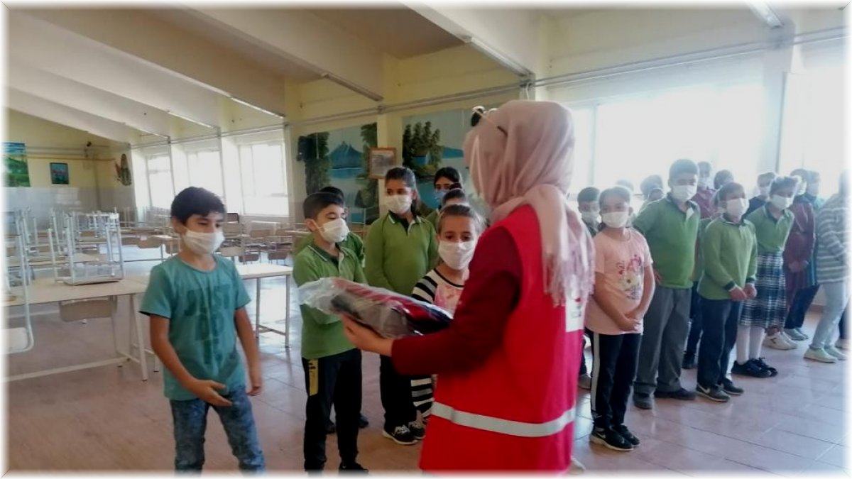 Kızılay’dan öğrencilere okul hediyesi