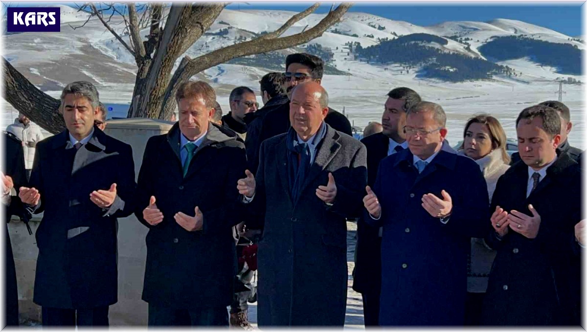 KKTC Cumhurbaşkanı Ersin Tatar'dan şehitlik ziyareti