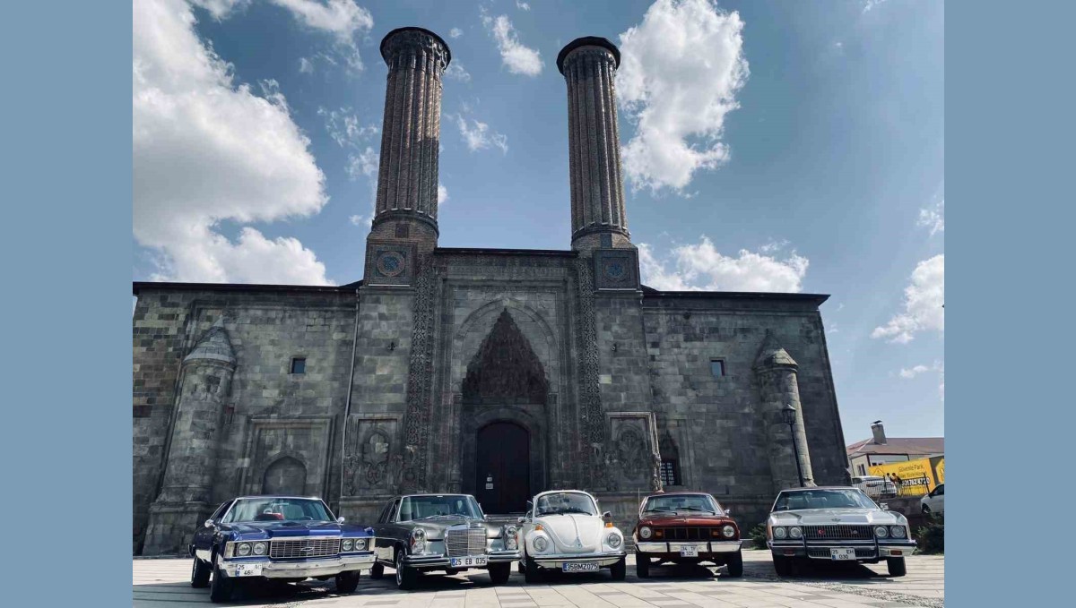 Klasik otomobil tutkunları Erzurum'da buluşuyor
