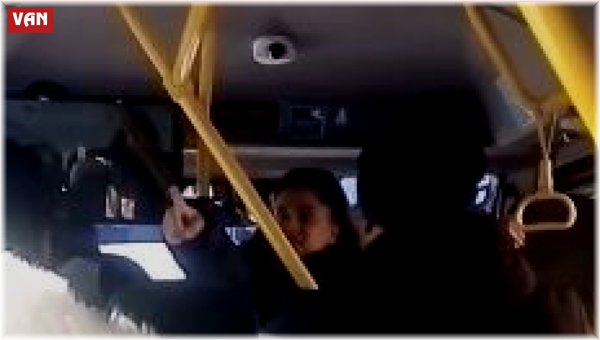 Kocasını sevgilisiyle minibüste yakalayan kadın öfke kustu