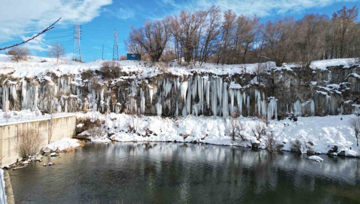 Koçköprü Kanyonu’nda kartpostallık kış manzarası: Buz sarkıtları 30 metreyi buldu