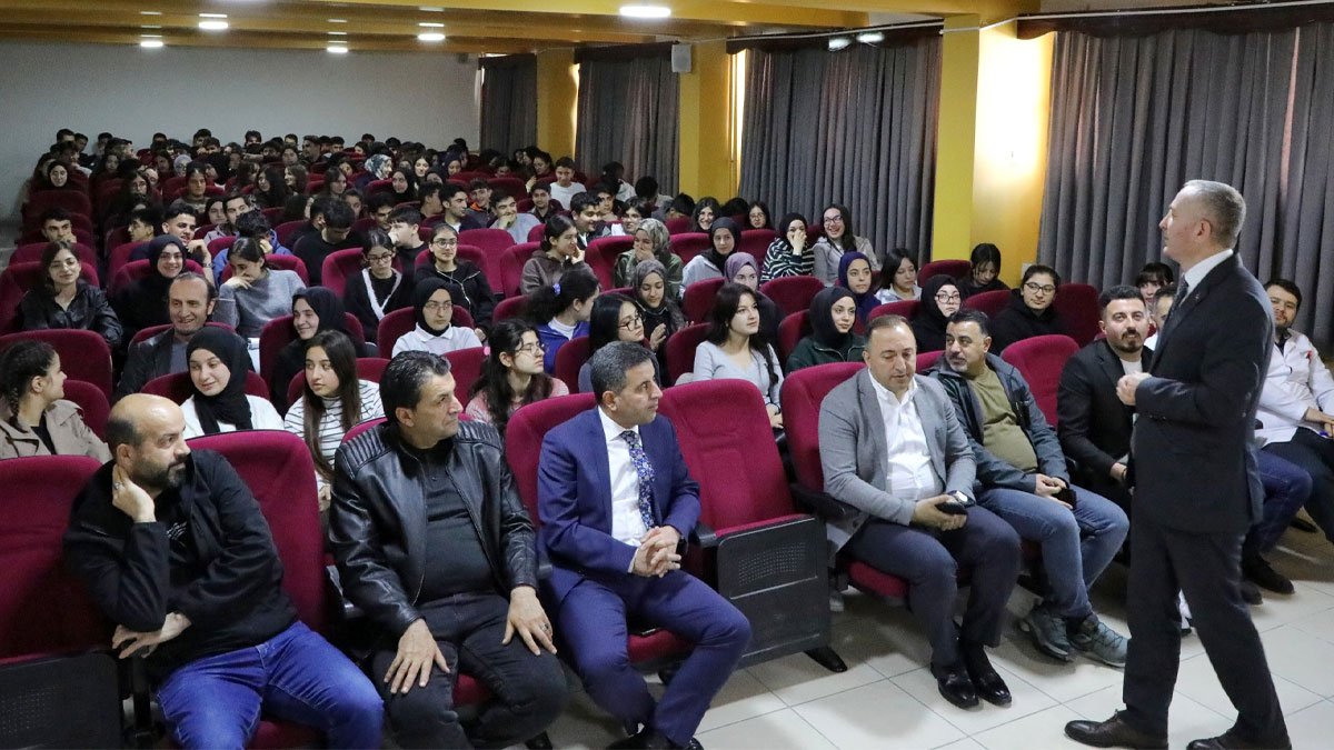 Kökrek, YKS’ye hazırlanan öğrencilere başarı için izlenmesi gereken yolu anlattı