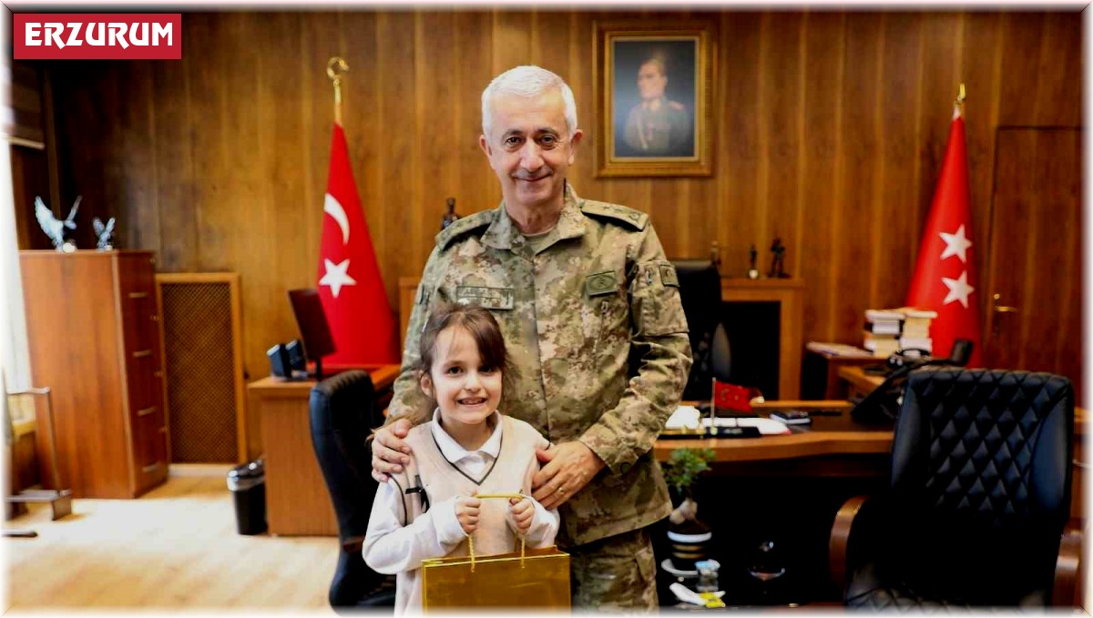 Kolordu Komutanı Tümgeneral Tevfik Alkan, minik öğrencileri kabul etti