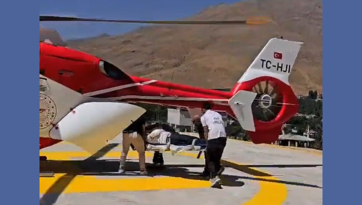 Kolu kırık hasta ambulans helikopter ile Van'a getirildi