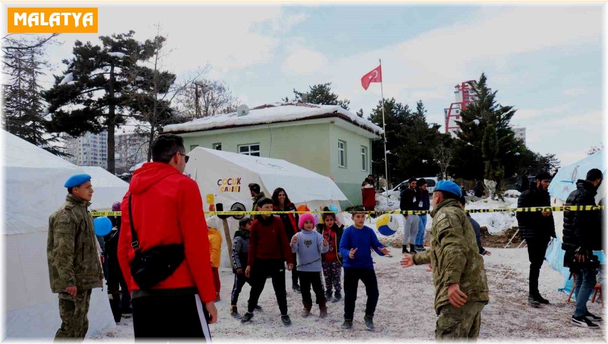 Komandolar ile depremzede çocukların kıran kırana voleybol maçı