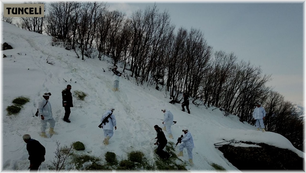 Komandolar yaban hayvanlarını unutmadı, doğaya yem bıraktı