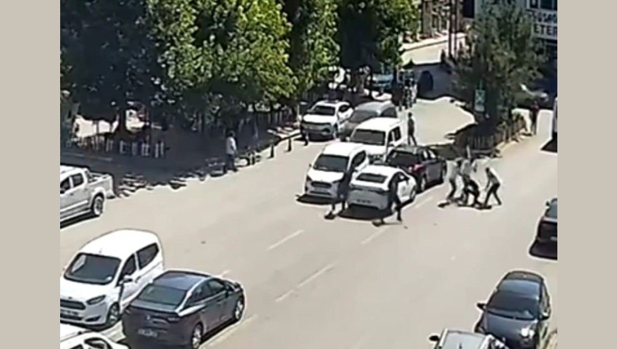 Kombi tartışması hastanede bitti: 5 kişi kiracıyı cadde ortasında sopalarla dövdü