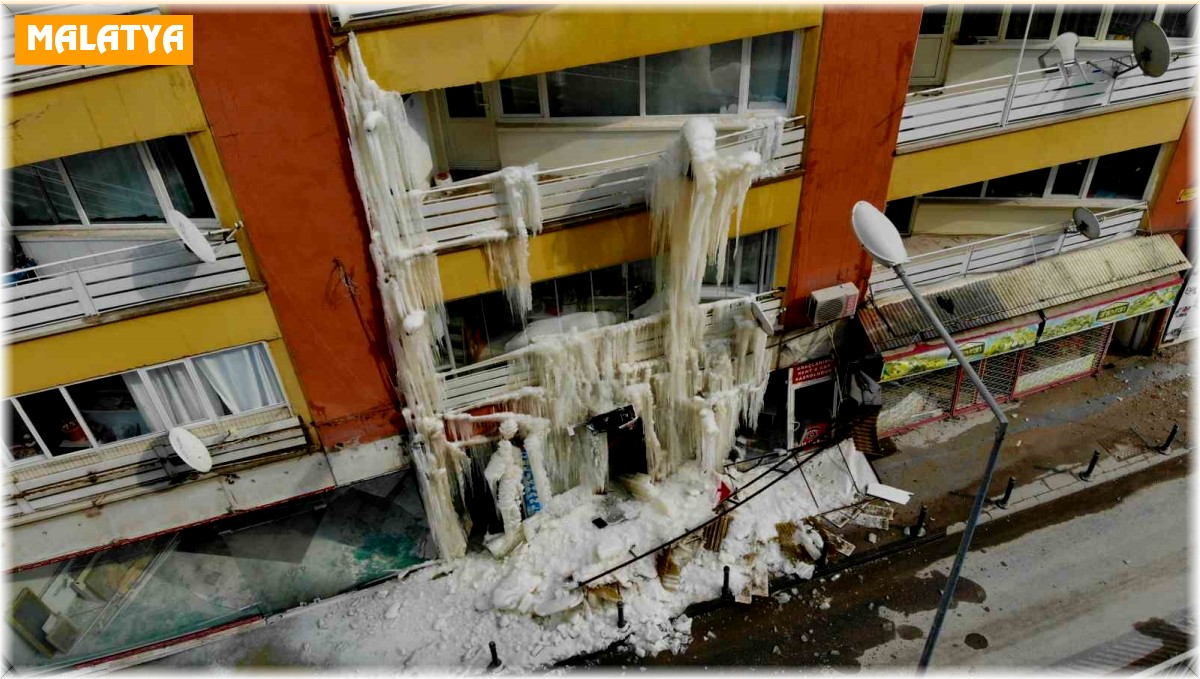 Kombisi patlayan ağır hasarlı bina, soğuk havada buz dağına döndü