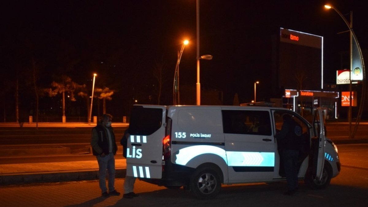 Komşular arasındaki sözlü tartışma silahlı kavgaya dönüştü: 2 yaralı