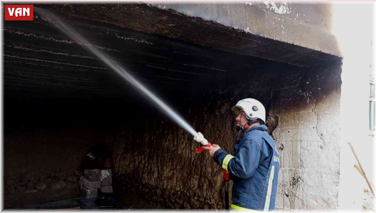 Kömürlük yangını evi kullanılmaz hale getirdi