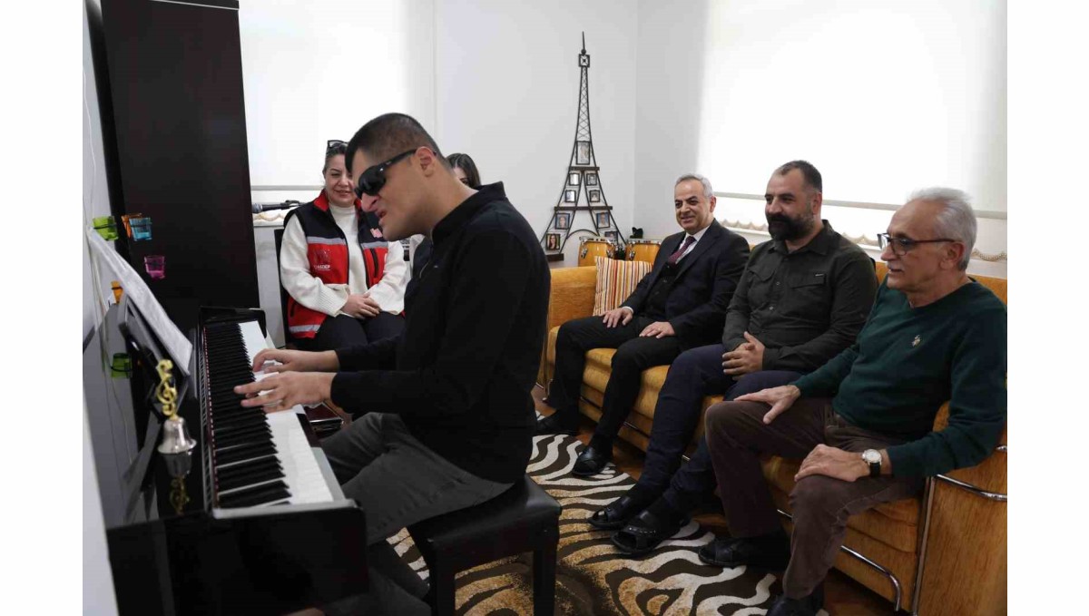 Konservatuvarı dereceyle bitiren görme engelli Mehmet dört enstrümanda ustalaştı