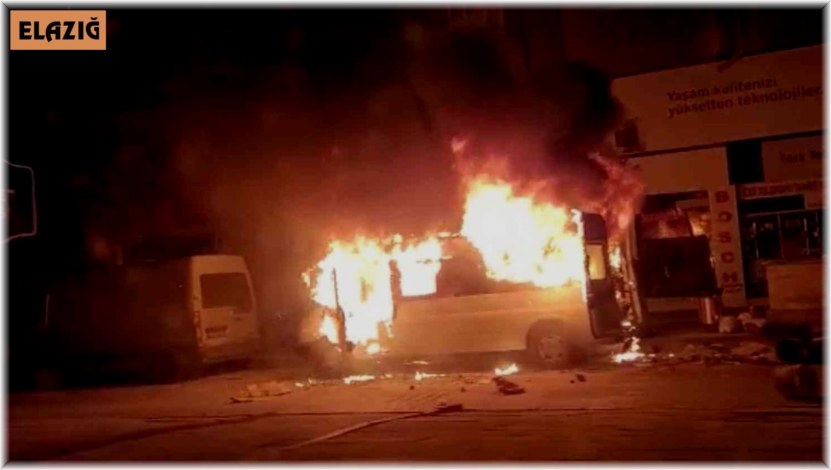 Kontağın çevrilmesiyle transit bir anda patlayıp alev topuna döndü: 1 yaralı