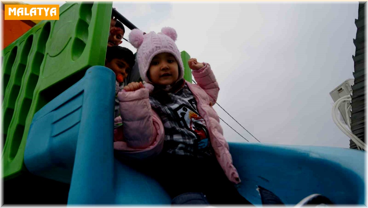 Konteyner kentte yaşayan çocuklar her şeyden habersiz koşup eğleniyor