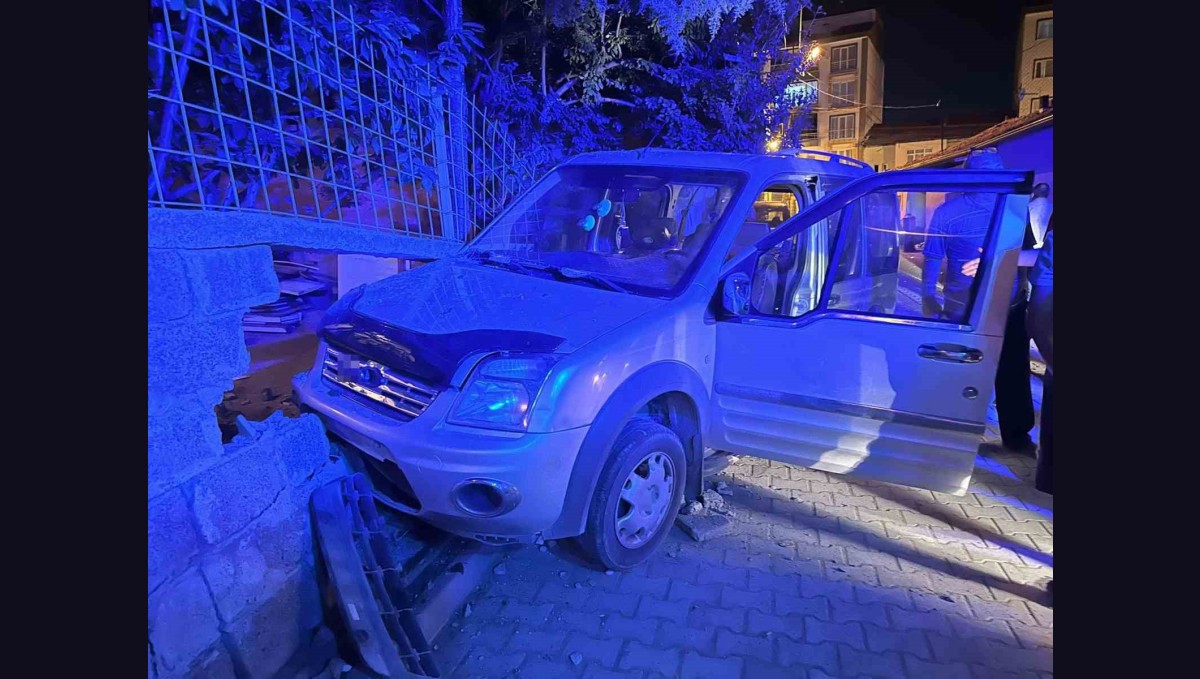 Kontrolden çıkan araç bahçe duvarına çarptı: 1 yaralı