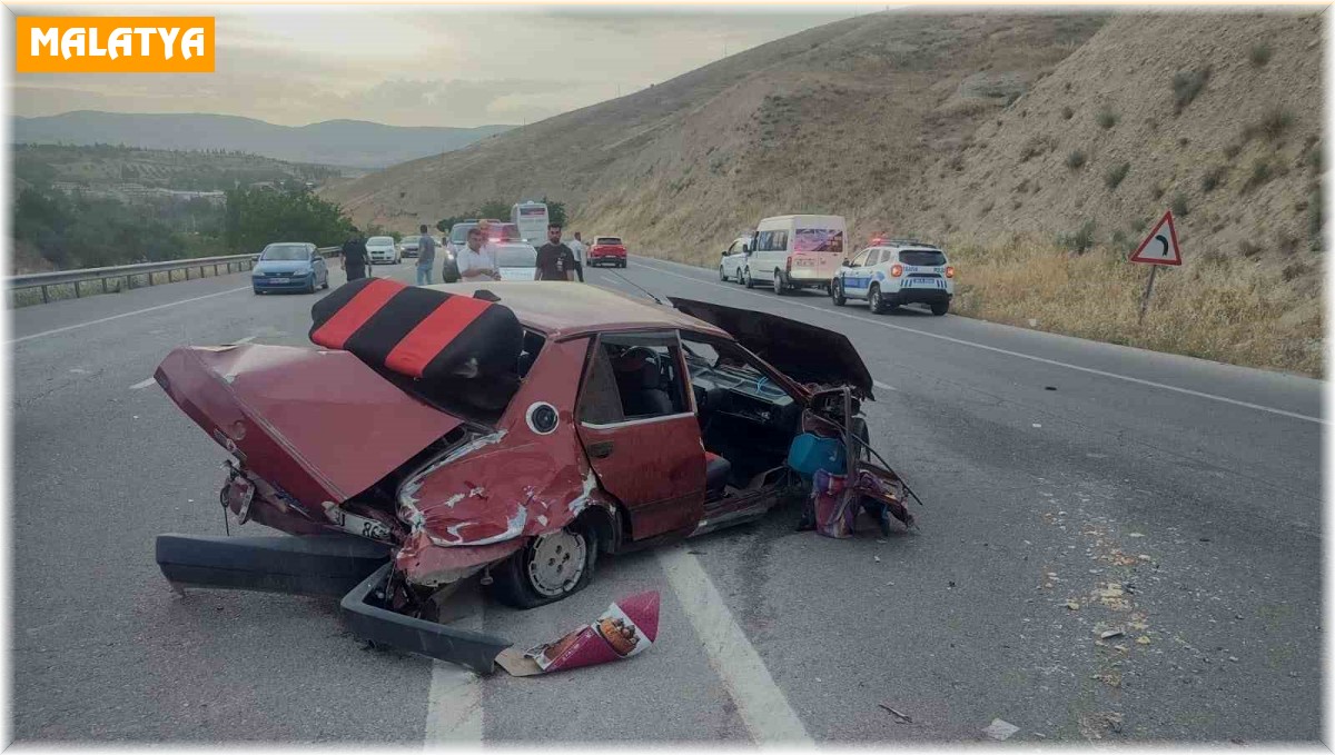 Kontrolden çıkan araç bariyerlere çarptı: 2 yaralı