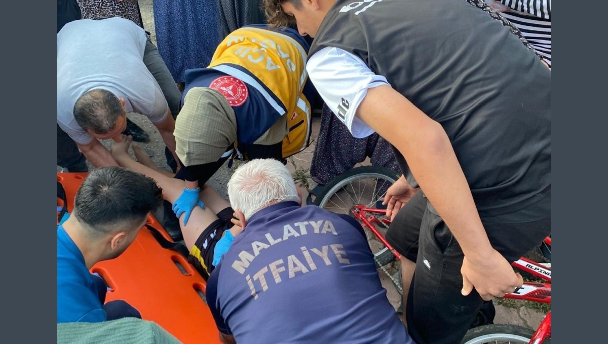 Kontrolden çıkan araç çocukların arasına daldı: 3 yaralı