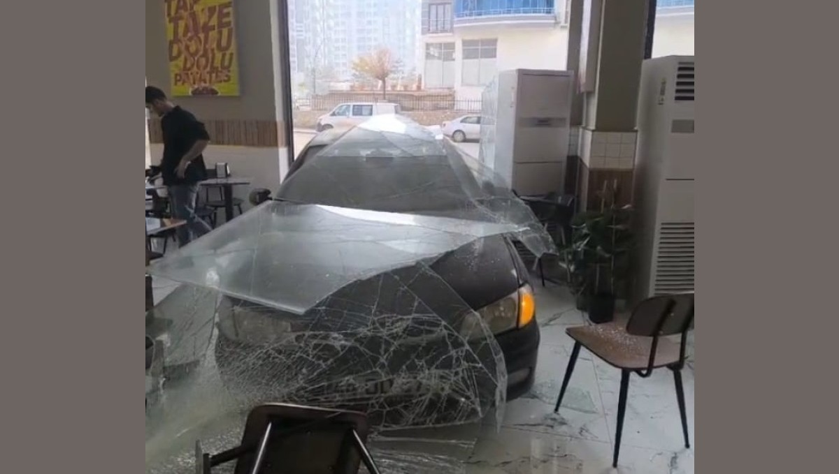 Kontrolden çıkan araç dönerciye girdi