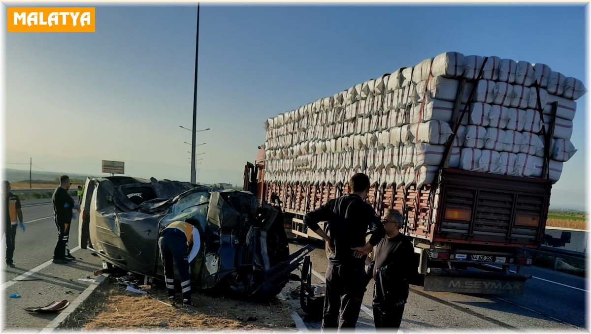 Kontrolden çıkan araç karşı şeride geçti: 2 ölü