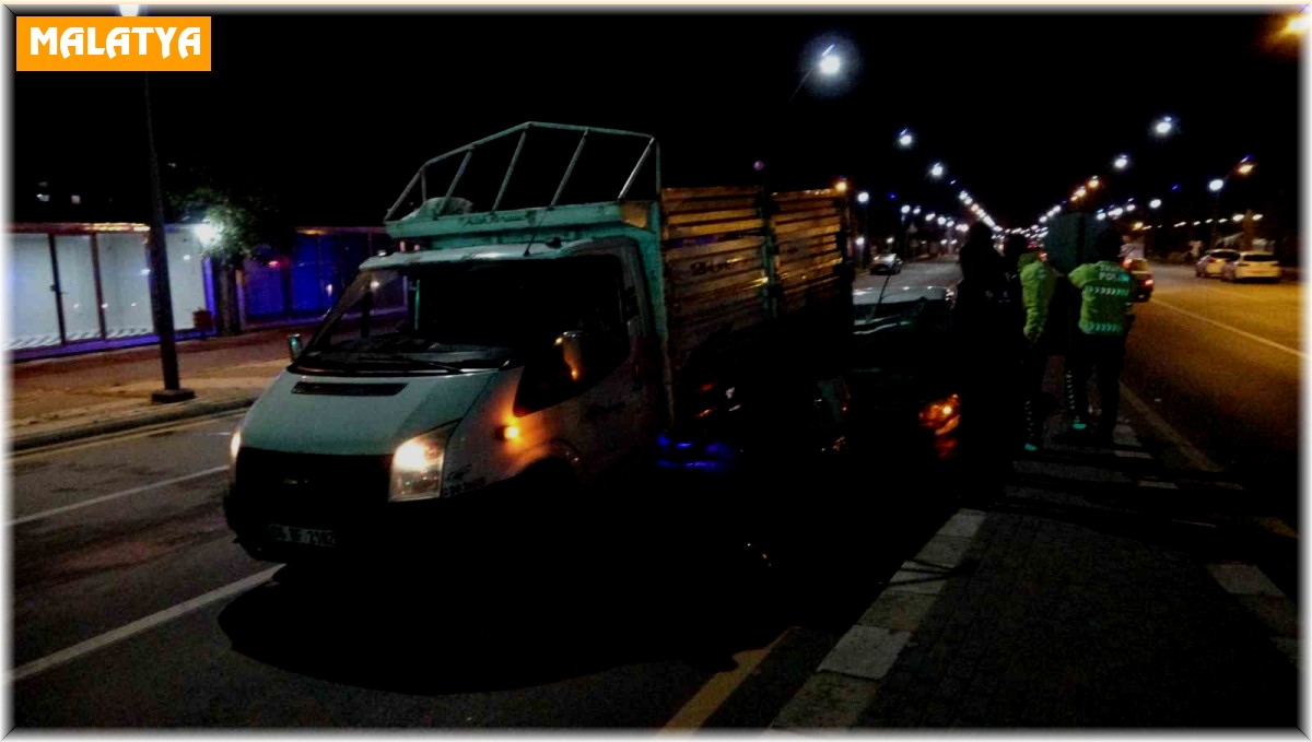 Kontrolden çıkan araç kırmızı ışıkta bekleyen kamyonete ok gibi saplandı