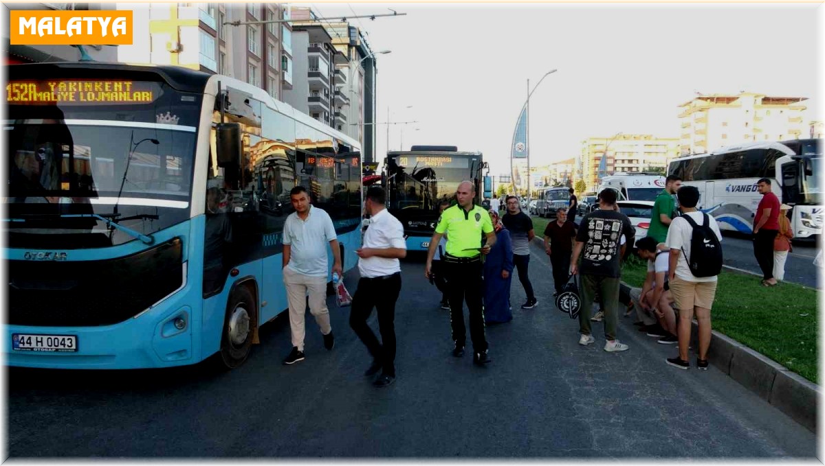 Kontrolden çıkan araç onlarca yolcunun bulunduğu otobüse çarptı