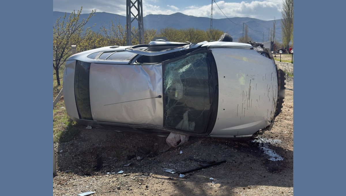Kontrolden çıkan araç, toprak yığınına çaparak savruldu