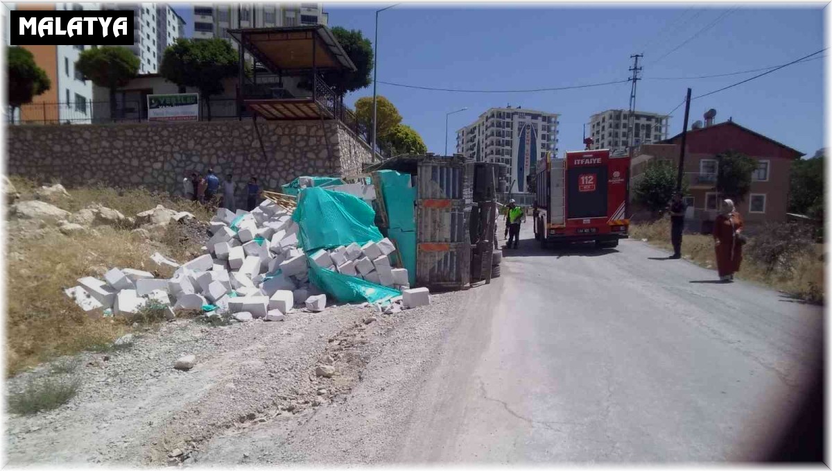 Kontrolden çıkan beton yüklü kamyon devrildi