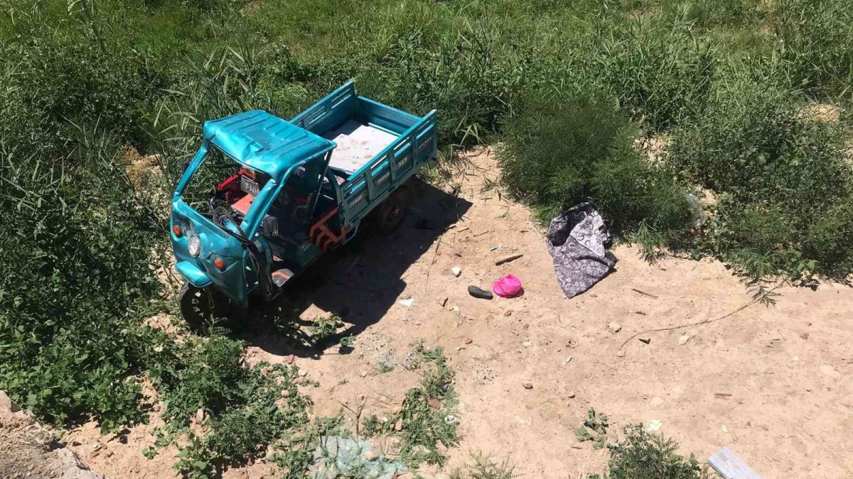 Kontrolden çıkan elektrikli bisiklet istinat duvarından uçtu: 7 yaralı