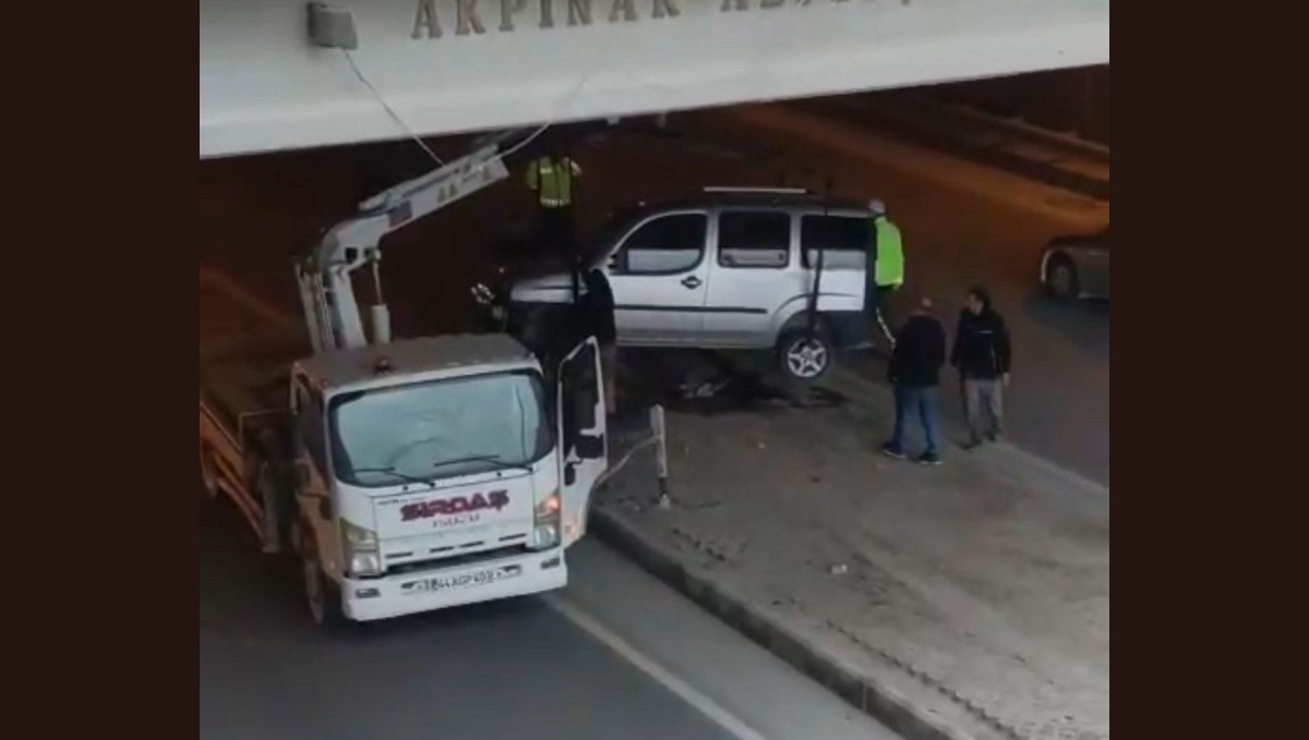 Kontrolden çıkan hafif ticari araç refüje çarptı: 1 yaralı