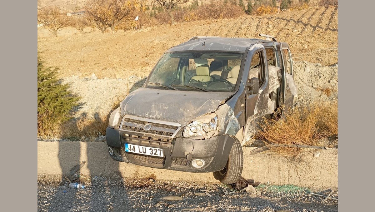 Kontrolden çıkan hafif ticari araç su tahliye kanalına çarptı: 1 yaralı
